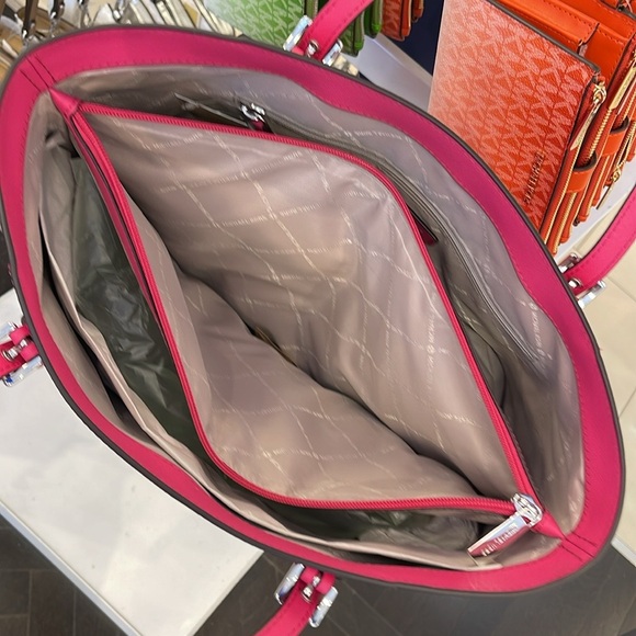Michael Kors Voyager Large Saffiano Leather Tote Bag
Dragonfruit 
NWT - Picture 14 of 16